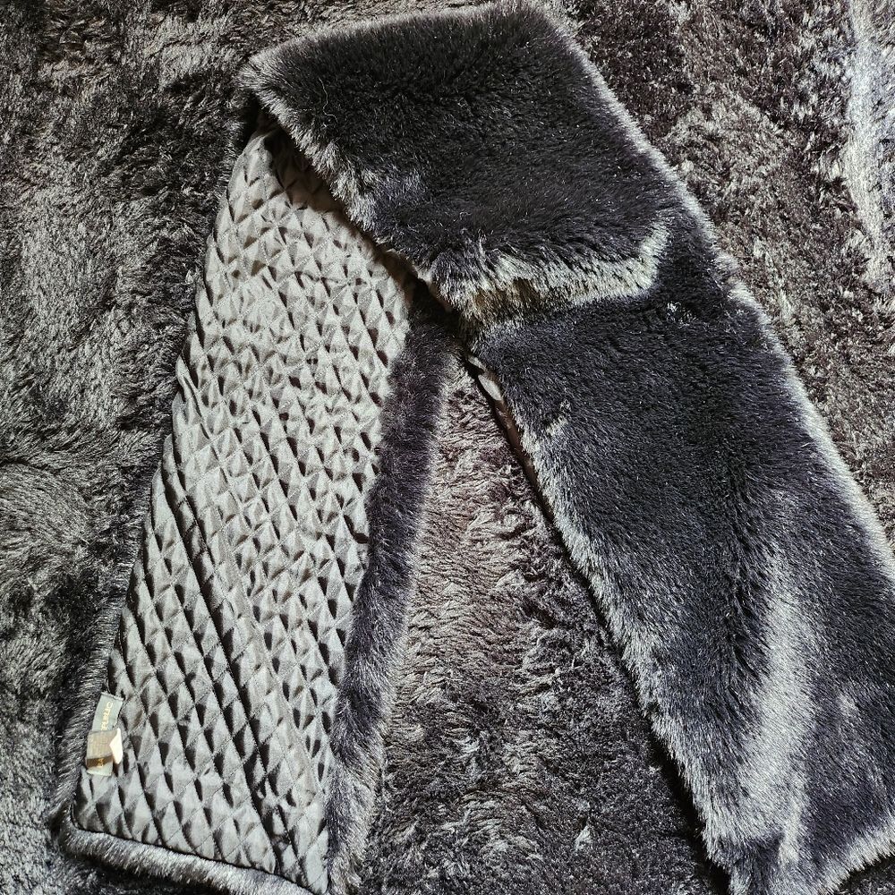 Banana Republic Black Quilted And Furry Shawl - Picture 5 of 6